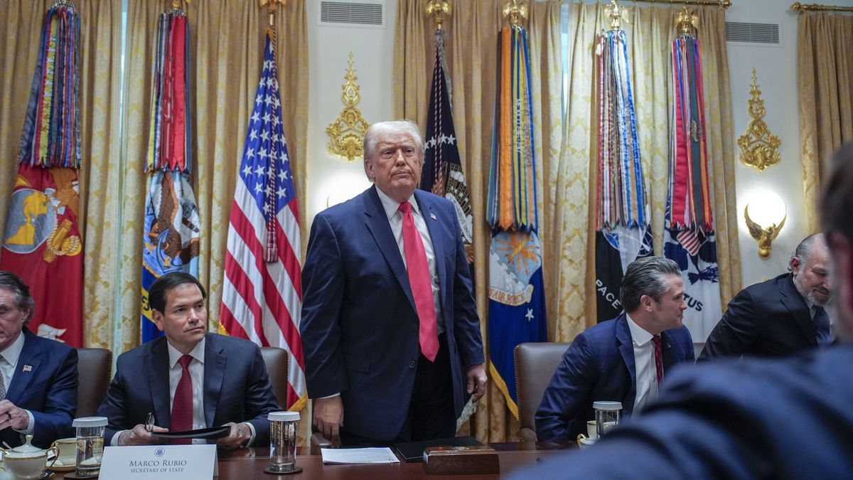 US President Trump holds Cabinet meeting at the White House
epa12565759 US President Donald J Trump (C) stands up to depart next to US Secretary of State Marco Rubio (L) and US Secretary of Defense Pete Hegseth (R) after holding a meeting with his Cabinet in the Cabinet Room of the White House in Washington, DC, USA, 02 December 2025.  EPA/YURI GRIPAS / POOL 
Dostawca: PAP/EPA.
YURI GRIPAS / POOL
Meeting, Cabinet, Media