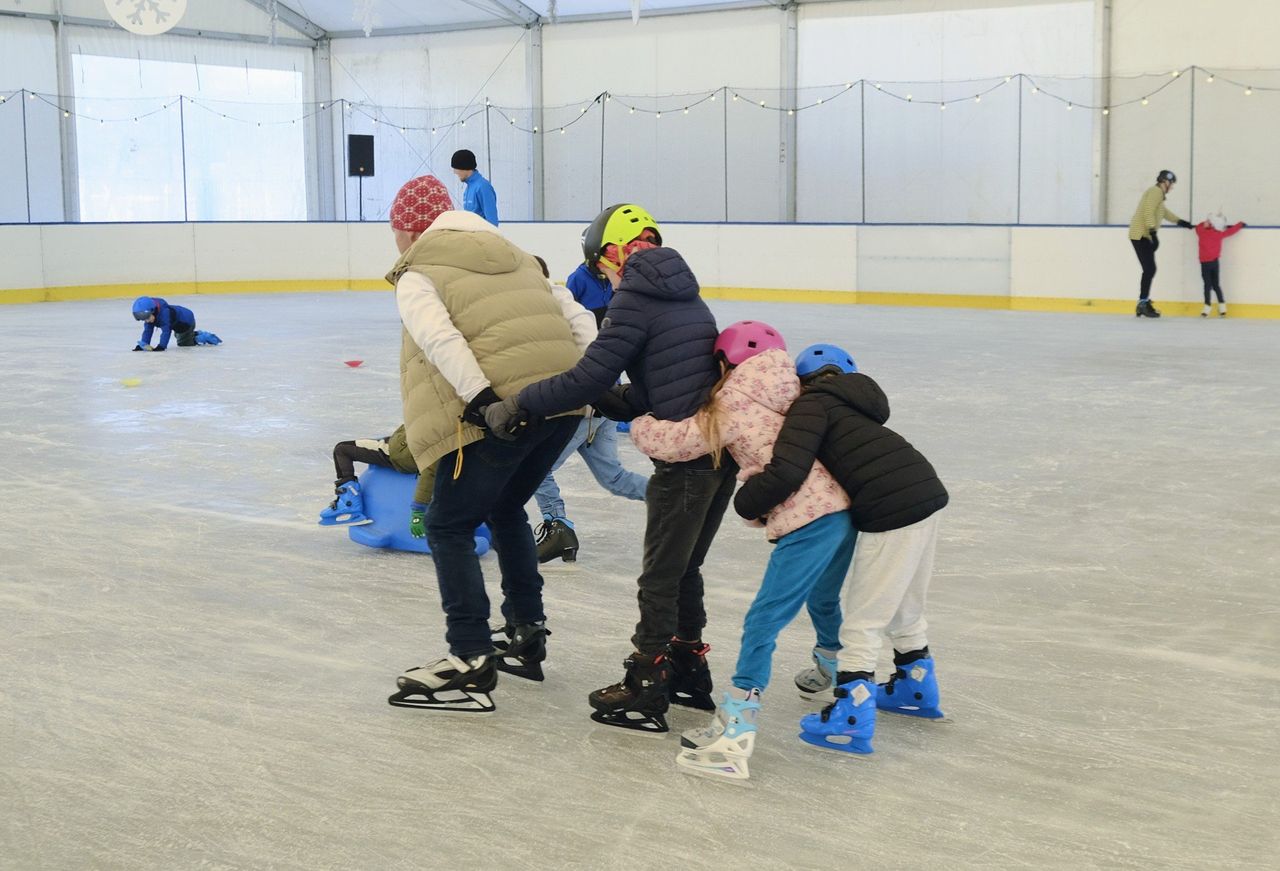 Poznań: Sezon na łyżwach rozpoczęty. Przyszli pojeździć na lodzie