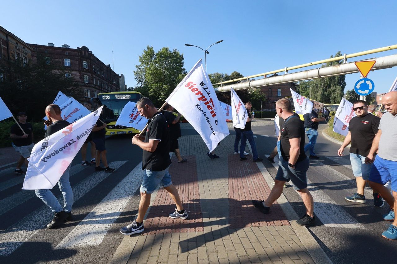 Chorzów: Hutnicy wyszli na ulicę. Domagają się działań rządzących