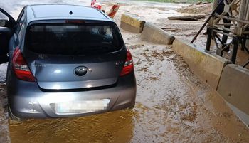 Auto utknęło pod wiaduktem S19. Są zdjęcia