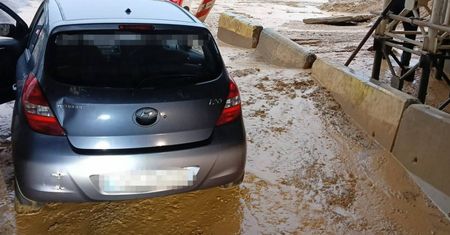 Auto utknęło pod wiaduktem S19. Są zdjęcia