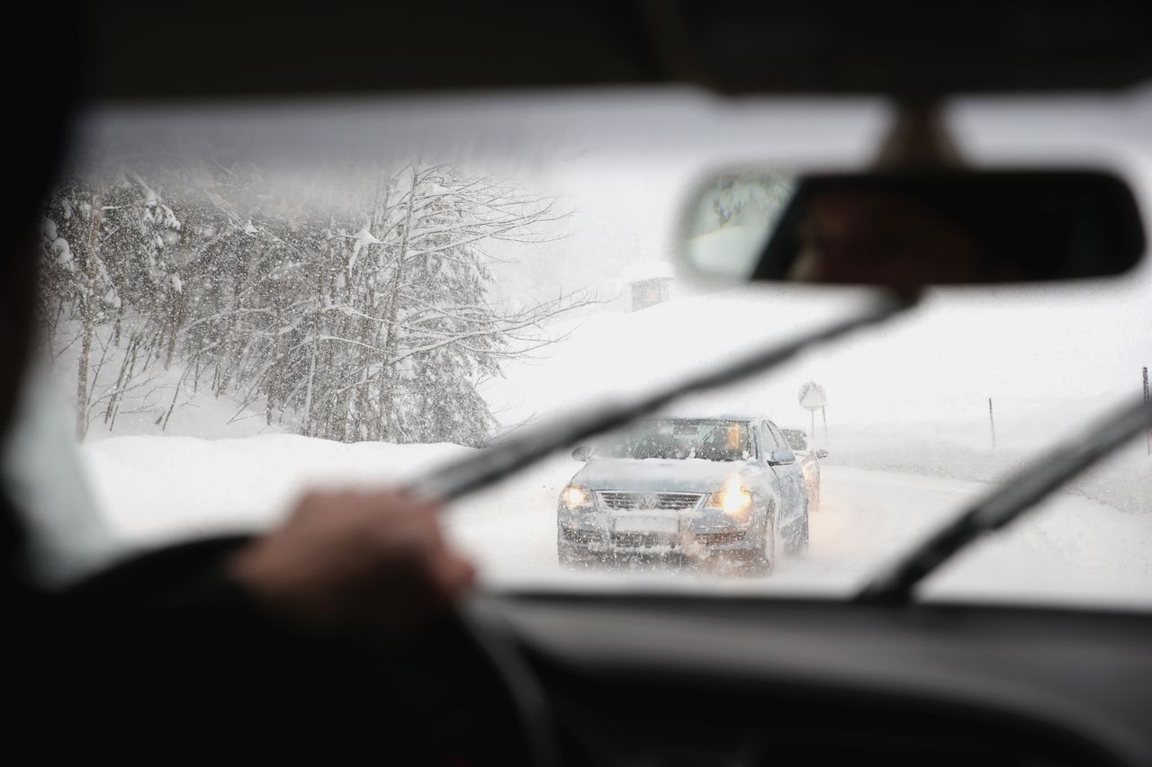 Francja stawia na "zimówki" i łańcuchy. Zmiany w transporcie od 1 listopada