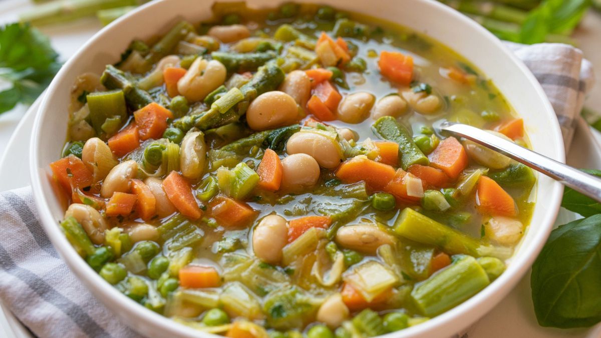 Wiosenna zupa ze szparagami i fasolką