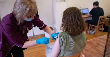 Omikron może wymusić obowiązek szczepień. "Trzeba będzie zmienić myślenie"
