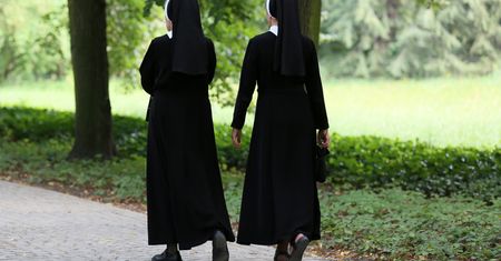 Uciekła z zakonu po 12 latach. Mówi, jak "łamano" młode siostry