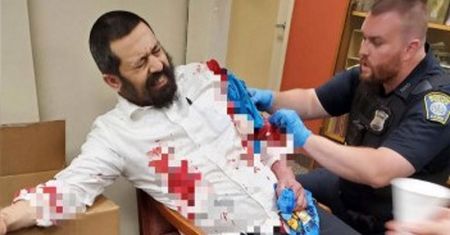 Sceny grozy przed szkołą. Rabin cudem uszedł z życiem