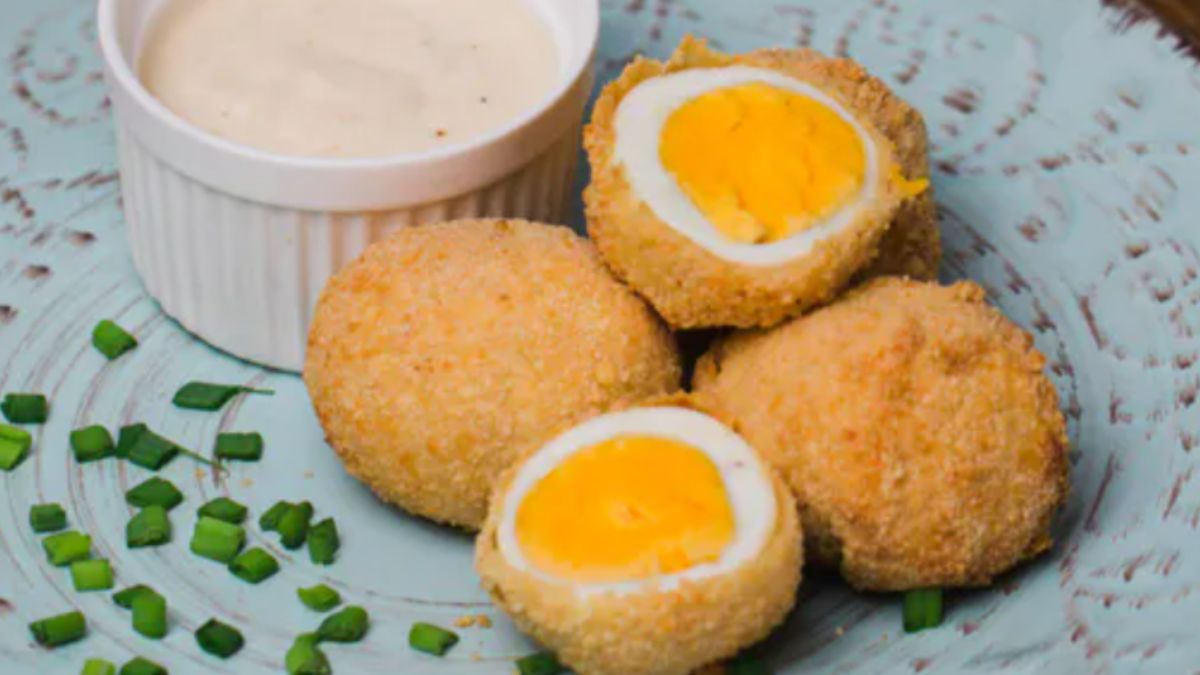 Jajka na Wielkanoc w serowej skorupce 