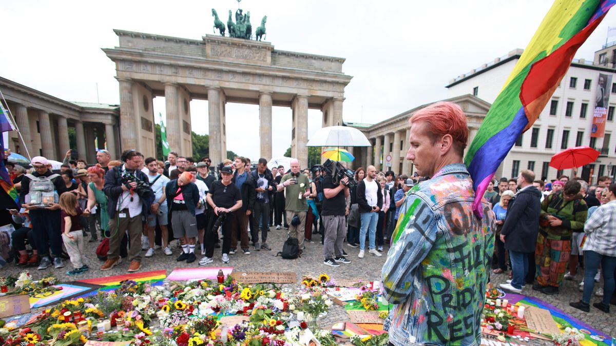 People mourn in front of the Brandenburg Gate after taking part in a mourning march near the scene where a vehicle was driven into a crowd beside the Christopher Street Day (CSD) parade route in Berlin, Germany, 26 July 2026. German Interior Minister Alexander Dobrindt said the 25 July vehicle ramming, which killed one person and injured 29 others, is being investigated as a terrorist attack. EPA/CLEMENS BILAN Dostawca: PAP/EPA.