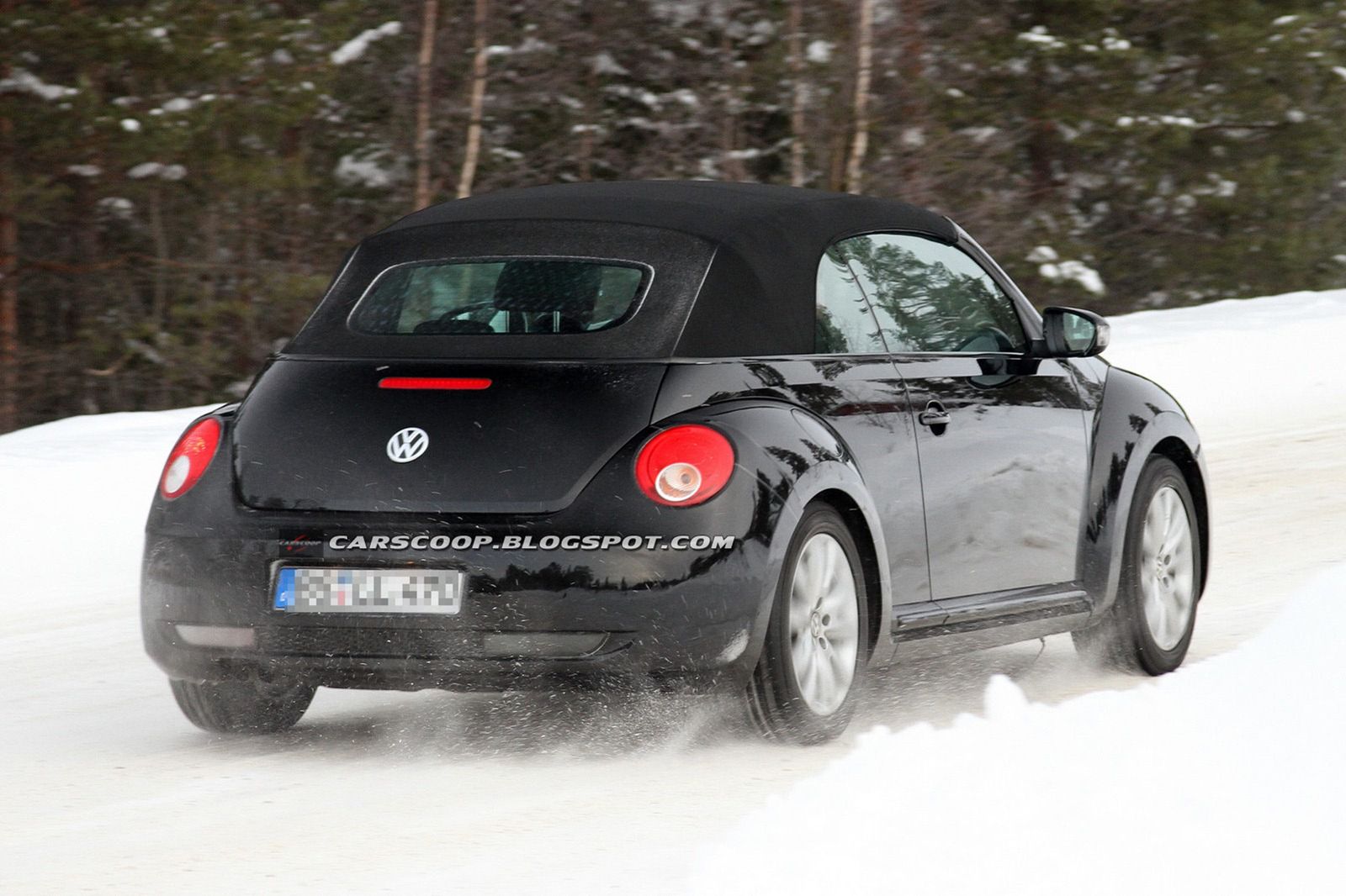 2013 Volkswagen Beetle Cabrio (źródło: Carscoop)