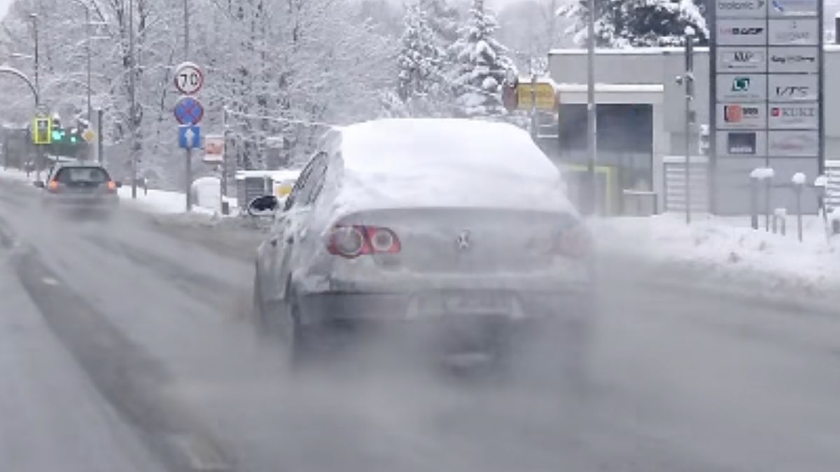 Jechał autem z niesprawnym kołem