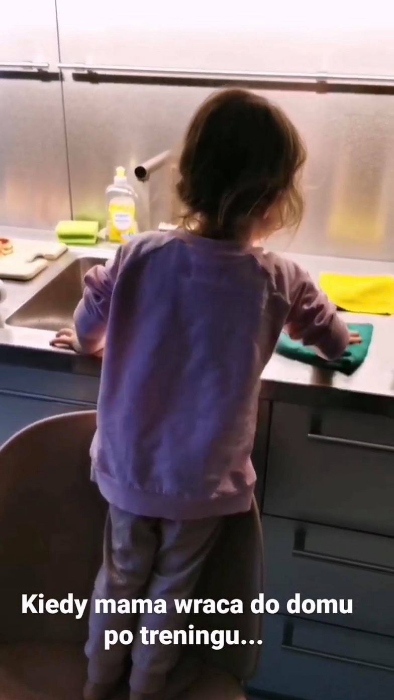 Klara Lewandowska dogląda siostry Laury pod czujnym okiem mamy 