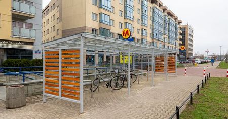 Warszawa. Rowerowa gwiazdka na Ursynowie. Przy stacjach metra stanęły wiaty