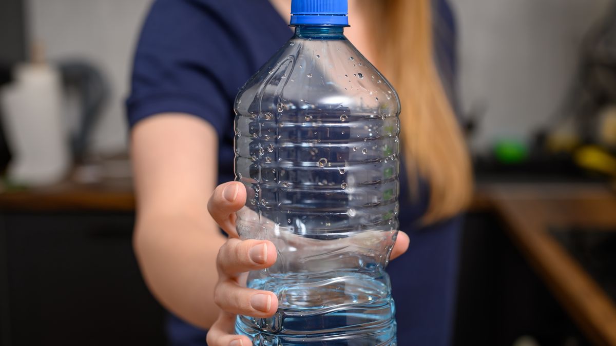 woda mineralna, woda butelkowana, butelka, plastik, plastikowa, po treningu, nawodnienie, pragnienie, spragniony, dziewczyna, kobieta, sportsmenka, po bieganiu, odwodniona, odwodnienie, nawadnianie organizmu, woda lecznicza, mikroplastik, zdrowy tryb życia, butelka z woda, butelka wody, kaucja, butelka zwrotna, plastikowy, korek, magnez, woda niegazowana, woda źródlana, woda pitna, bakterie, wycofany, skażony, bootle, woda, drink, ciecz, baba, mineralny, czysto