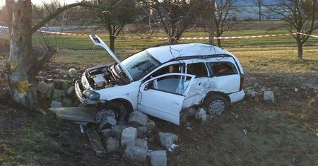 Wyprzedzał na skrzyżowaniu. Opel wpadł w poślizg i uderzył w drzewo