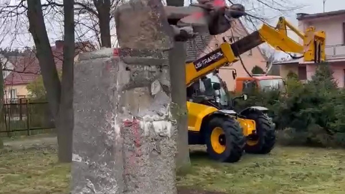 Pomnik runął na ziemię 