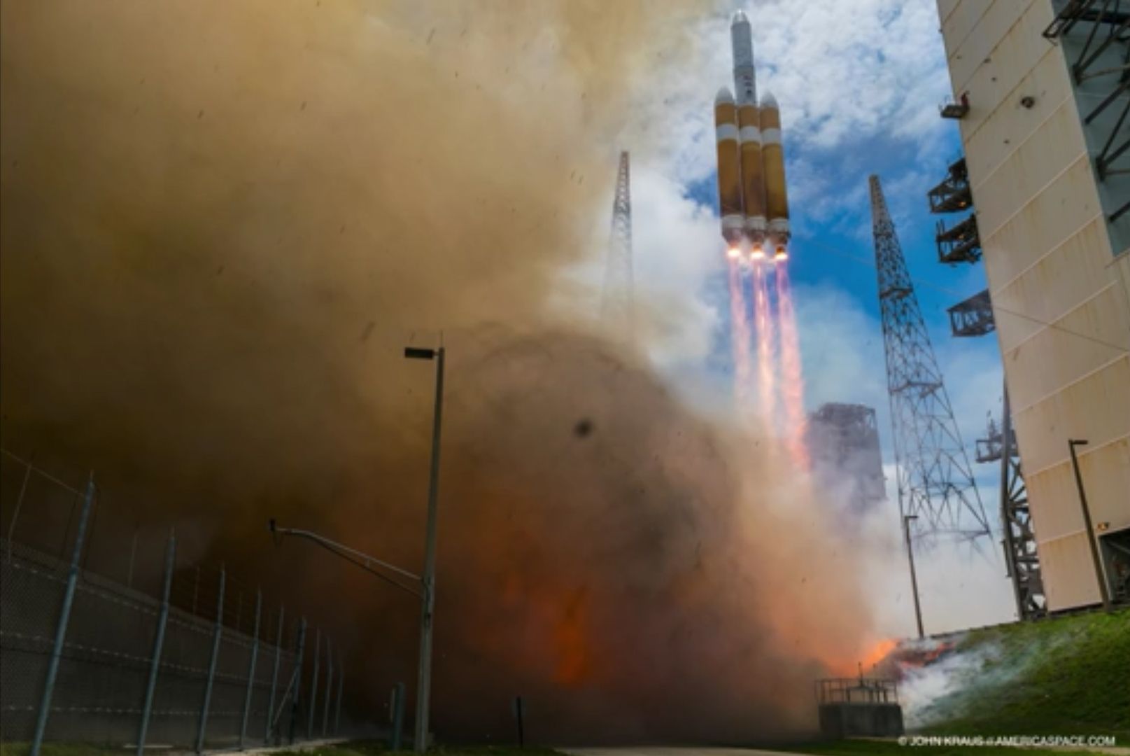16-latek ujął start rakiety Delta IV swoim Nikonem D3300 3
