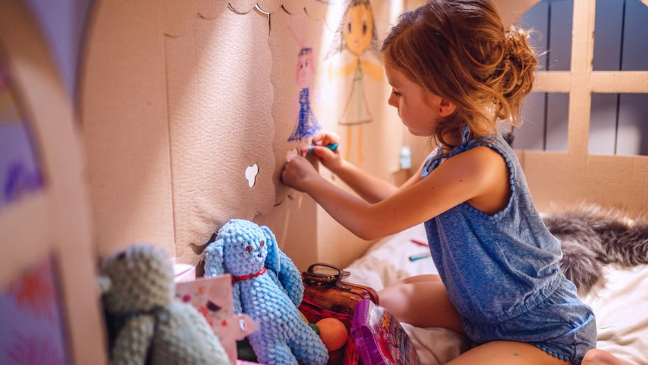 Kreatywnie w domu – 9 pomysłów na zabawy, które nie pozwolą dzieciom się nudzić