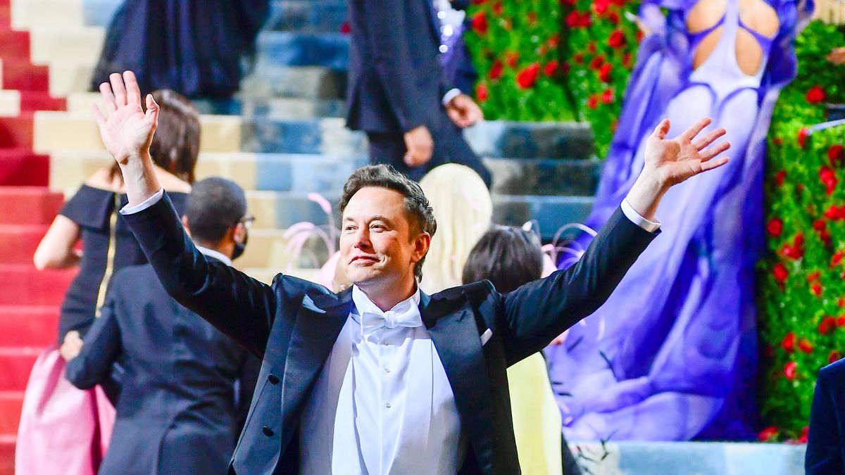 Musk sprzedaje akcje Tesli 