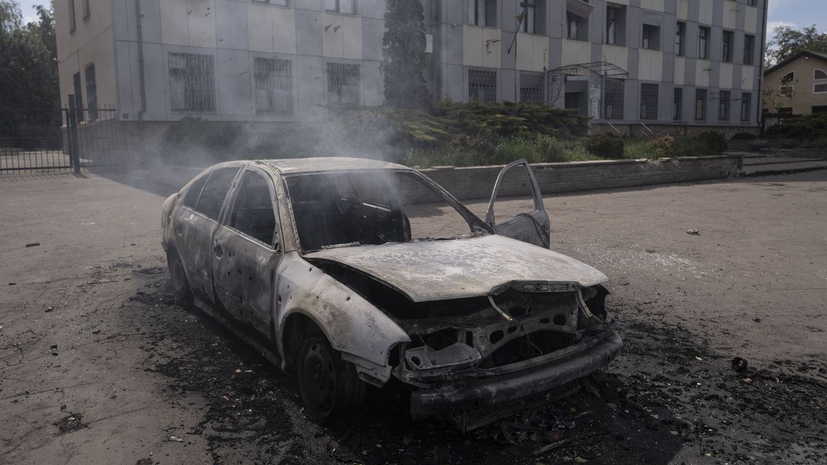 Russian drone strike hits civilian car in frontline city of Kostyantynivka, eastern Ukraine
epa12108244 GRAPHIC CONTENT - A handout photo released by the press service of the 93rd 'Kholodnyi Yar' Separate Mechanized Brigade of the Ukrainian Armed Forces on 17 May 2025 shows a car with the charred body of a 55-year-old driver after a Russian drone strike in the center of the frontline city of Kostyantynivka, Donetsk region, eastern Ukraine, 16 May 2025, amid the Russian invasion.  EPA/UKRAINE'S 93RD MECHANIZED BRIGADE PRESS SERVICE HANDOUT -- ATTENTION EDITORS: GRAPHIC CONTENTHANDOUT EDITORIAL USE ONLY/NO SALES 
Dostawca: PAP/EPA.
UKRAINE'S 93RD MECHANIZED BRIGADE PRESS SERVICE HANDOUT
Russian invasion, Donetsk region, eastern frontline, Ukraine war
