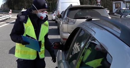 Nowe zasady kontroli policyjnej. Zobacz, co zmienił nakaz noszenia masek