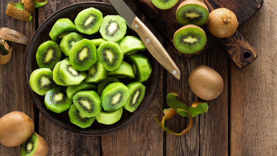 Obrane i pokrojone w plastry kiwi