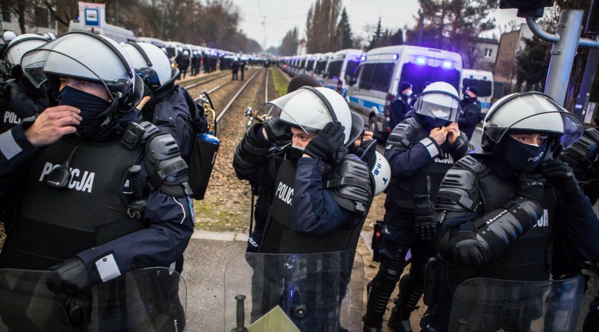 Oddziały policyjne w okolicach domu Jarosława Kaczyńskiego, prezesa PiS i wicepremiera ds. bezpieczeństwa