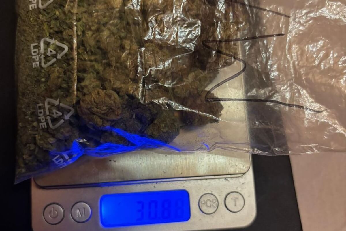 Marihuana w woreczku strunowym na wadze