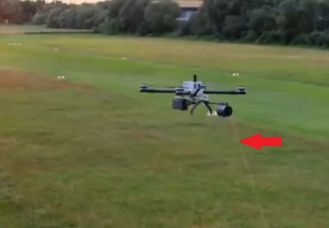 Dron HCX z rozwijającym się światłowodem.