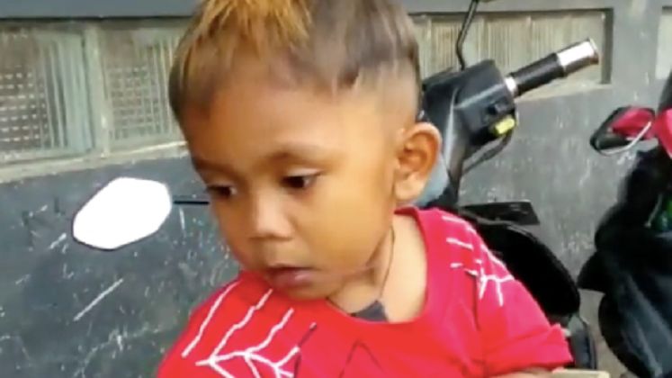 Dwulatek palący papierosy