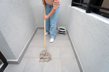 Balkon jak nowy po zimie. Ten płyn usunie cały brud