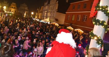 Bytom Odrzański: Św. Mikołaj na jarmark przyleciał helikopterem