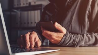 Konin: Nowe próby wyłudzeń: fałszywe SMS-y o paczce i telefony z "banku". Jak się chronić?