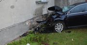 Volkswagen z  impetem wjechał w dom. 23-letni kierowca był pijany