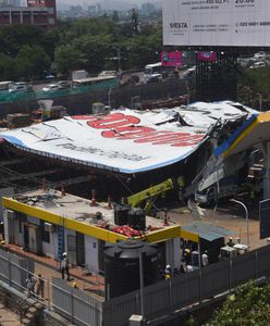 Spadła gigantyczna reklama. Tragedia w Indiach