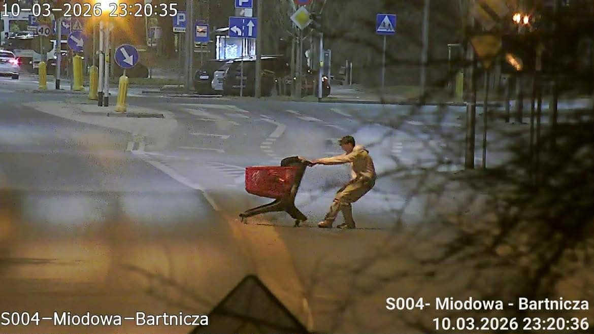 Woził koleżankę w wózku