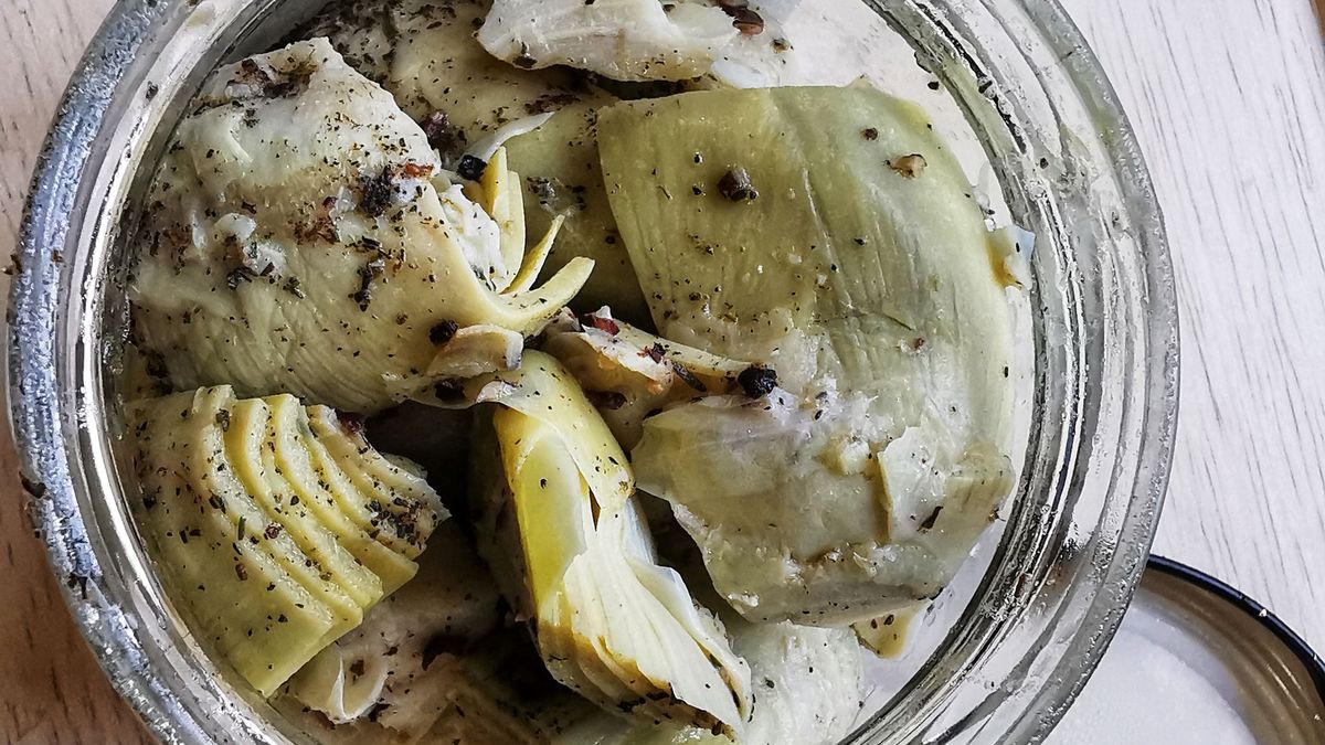 Regularne sięganie po karczochy daje  liczne korzyści zdrowotne.