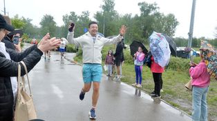 III Bieg po Uśmiech doktora Piotra Trafidły na błoniach nad Sanem w Stalowej Woli. Ulewny deszcz nie przeszkadzał zawodnikom