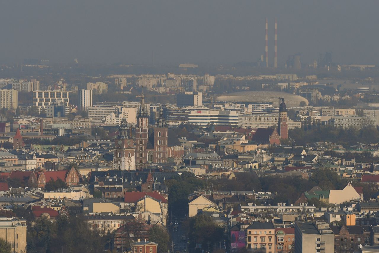 Wraz z zimą przypomniał o sobie smog, a wraz z Nowym Rokiem weszły znowelizowane przepisy (Photo by Artur Widak/NurPhoto via Getty Images)