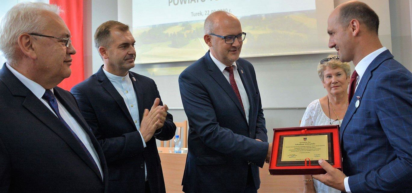 Rodzice Eweliny z Russocic odbierają nagrodę