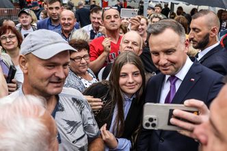 Andrzej Duda podpisał ustawę o "czternastkach". Bo "inflacja zżera te biedne emerytury"