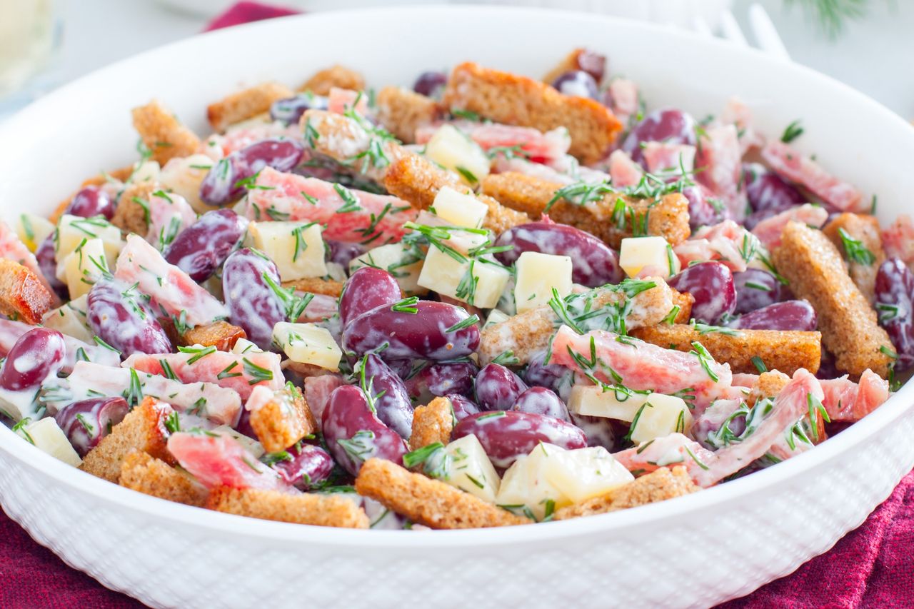 Na andrzejki robię sałatkę hotelową. Już po pierwszym kęsie każdy błaga o przepis