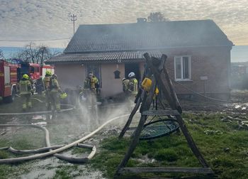 Kaznów-Kolonia: Policjantka z Ostrowa Lubelskiego uratowała zwierzęta z płonącego domu