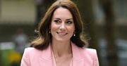 Garnitur to hit sezonu. Księżna Kate nosi go zamiast sukienki