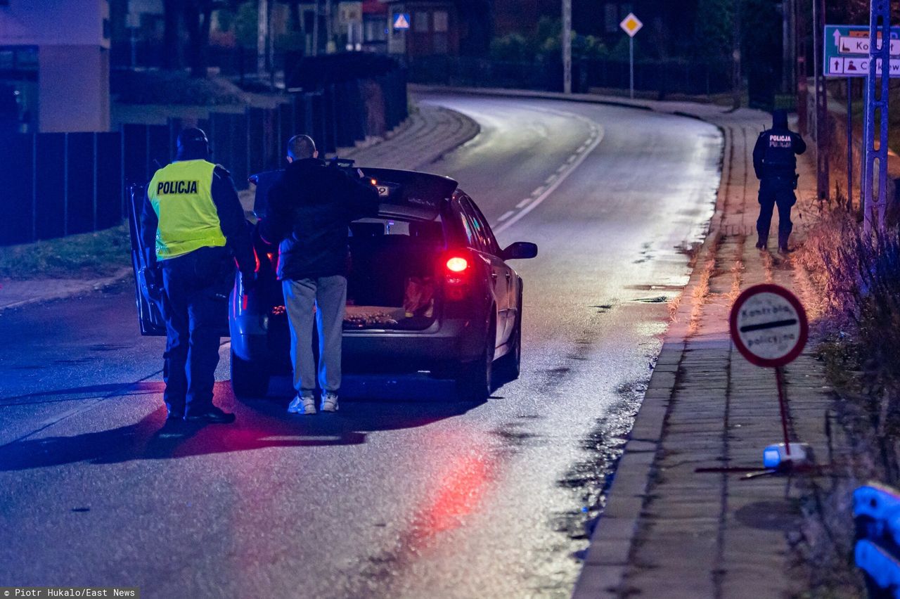 Narew k. Hajnówki (woj. podlaskie), 21.11.2021 r. Kontrola policji w przed wjazdem do stref objetych stanem wyjątkowym. Dziś stanu wyjątkowego nie ma, ale kontrole wciąż się zdarzają (zdjęcie ilustracyjne)