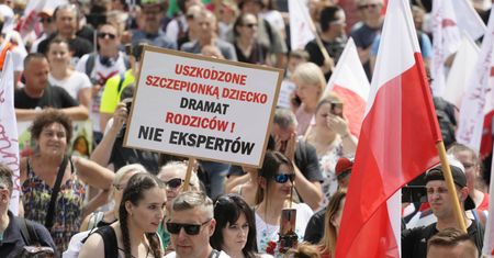 Antyszczepionkowcy sięgają po przemoc. Eksperci doradzają radykalne kroki