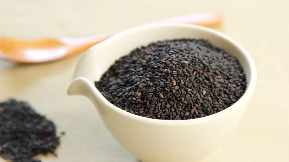 Czarny sezam zawiera sezamol i sezamolinę, naturalne przeciwutleniacze, które korzystnie wpływają na organizm. 