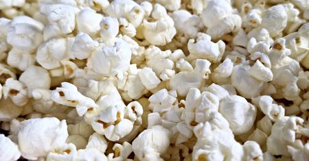Dlaczego popcorn jest najzdrowszą przekąską do pochrupania, również na wieczór?