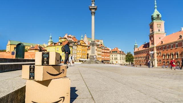 Pudełka Amazona na Krakowskim przedmieściu