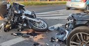 Motocyklista i pasażerka ranni po zderzeniu z BMW. Kierowca osobówki zajechał im drogę