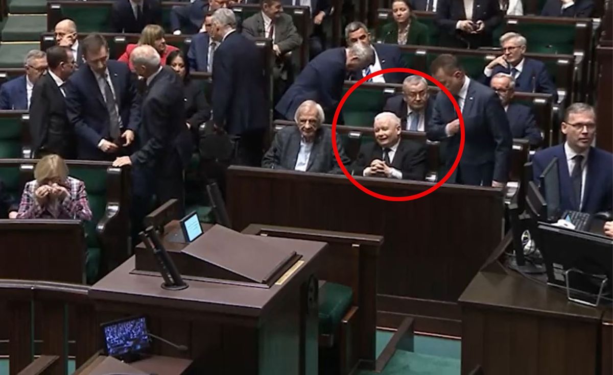 sejm, Jarosław Kaczyński, Donald Tusk, obrady sejmu, szymon hołownia Kaczyński zaatakował Tuska. Kamera uchwyciła, co zrobił potem w ławach